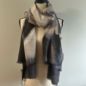 NWT Vince Camuto Scarf in Grey, Cream & Violet Abstract Design